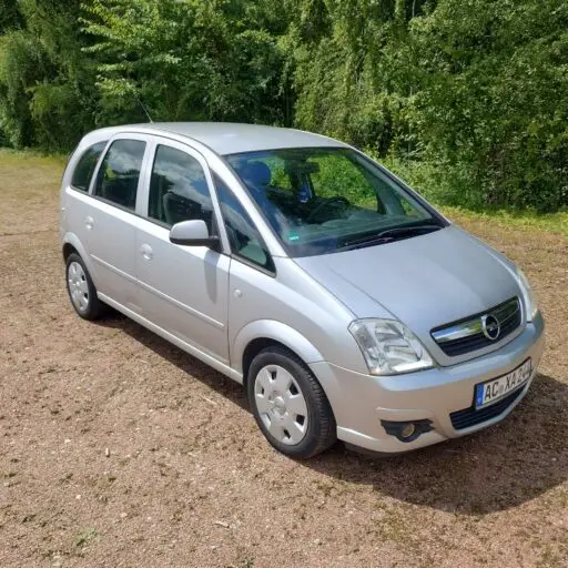 Opel Meriva in silber mit großem Kofferraum auf Parkplatz in Aachen